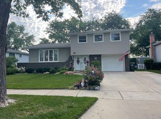 1915 N Verde Dr, Arlington Heights, IL 60004