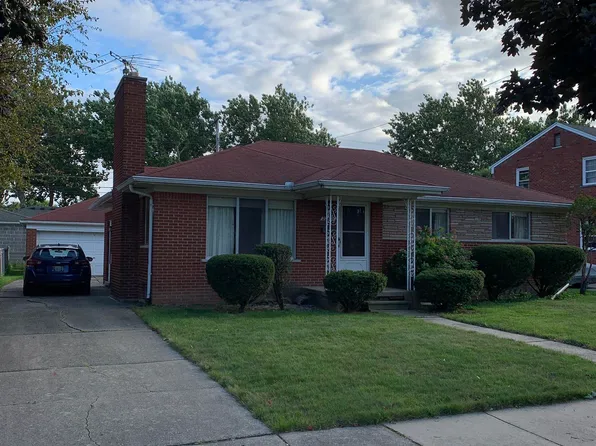 22512 Barton St, Saint Clair Shores, MI 48081