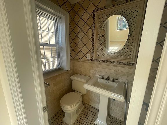 3rd image of 2579 44th St #1