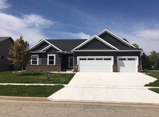 5 Brookstone Cir, Bloomington, IL 61704