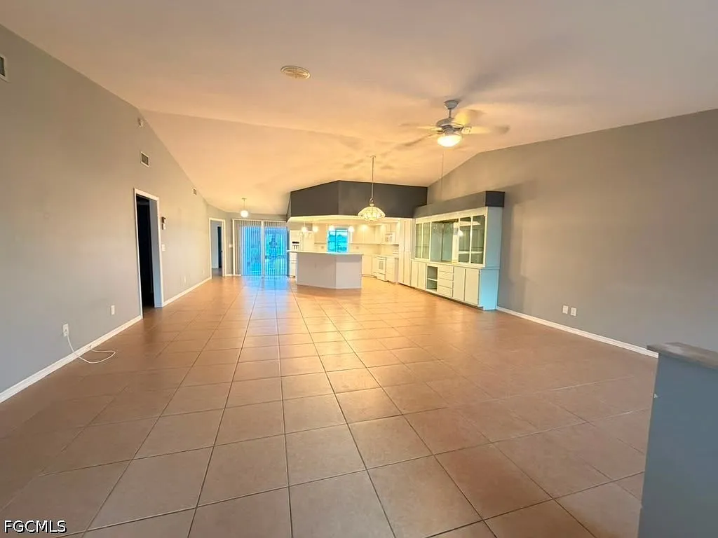 3 bed, 2.0 bath, 1956 sqft, $2,000 — Photo 3
