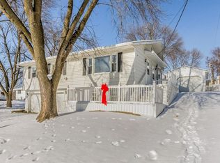 2832 Camelot Ave NW, Cedar Rapids, IA 52405