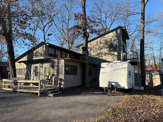 1st image of 145 Lakeshore Dr