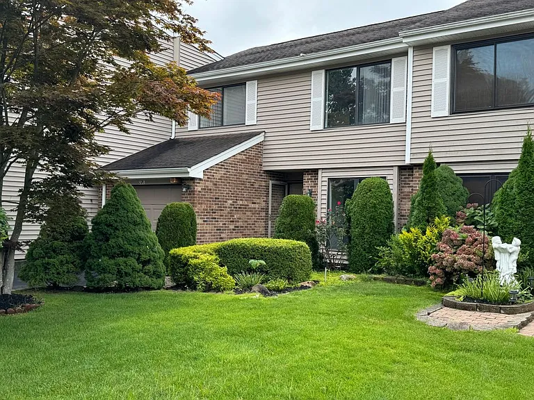 261 Pond View Ln — Photo 1