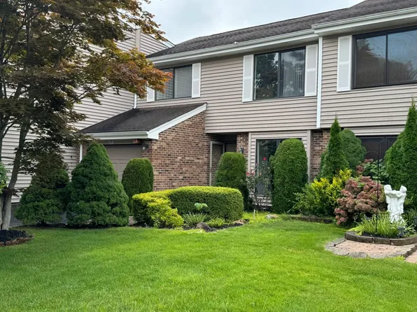 261 Pond View Ln, Smithtown, NY 11787