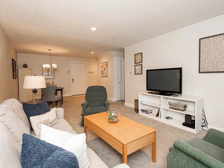 1 Greenbriar Dr #305 — Photo 7
