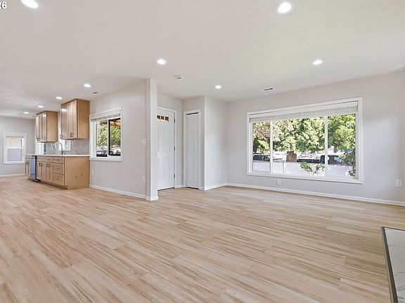 3rd image of 15938 SE Alder St
