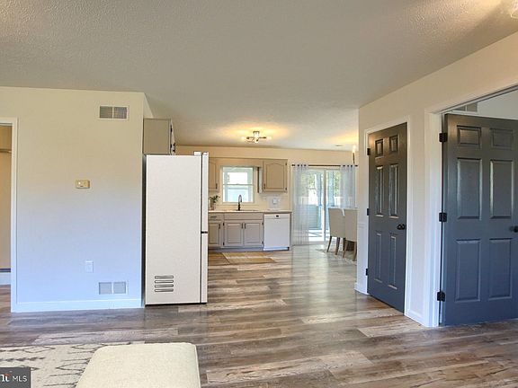 3rd image of 15 Courtney Dr