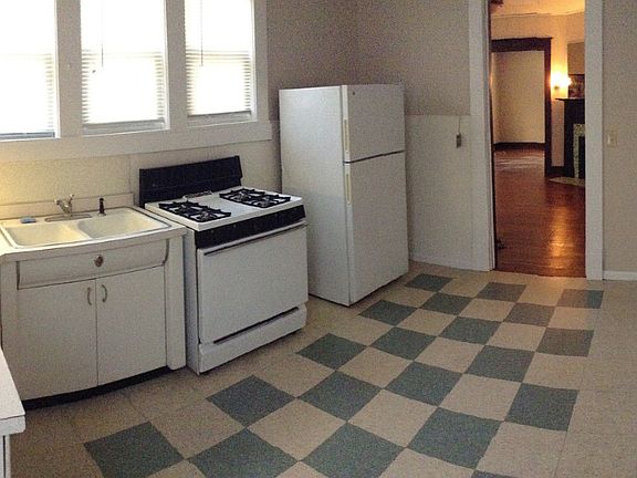 820 Kitchen towards dining room