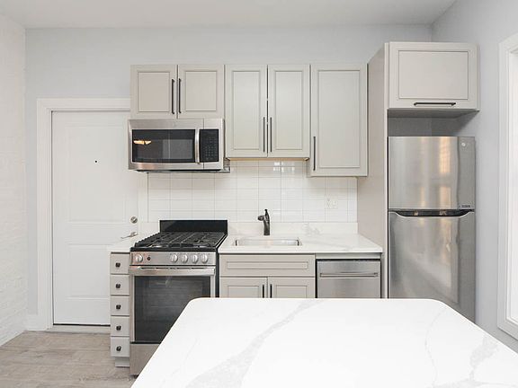 2nd image of 1059 W Glenlake Ave #2S