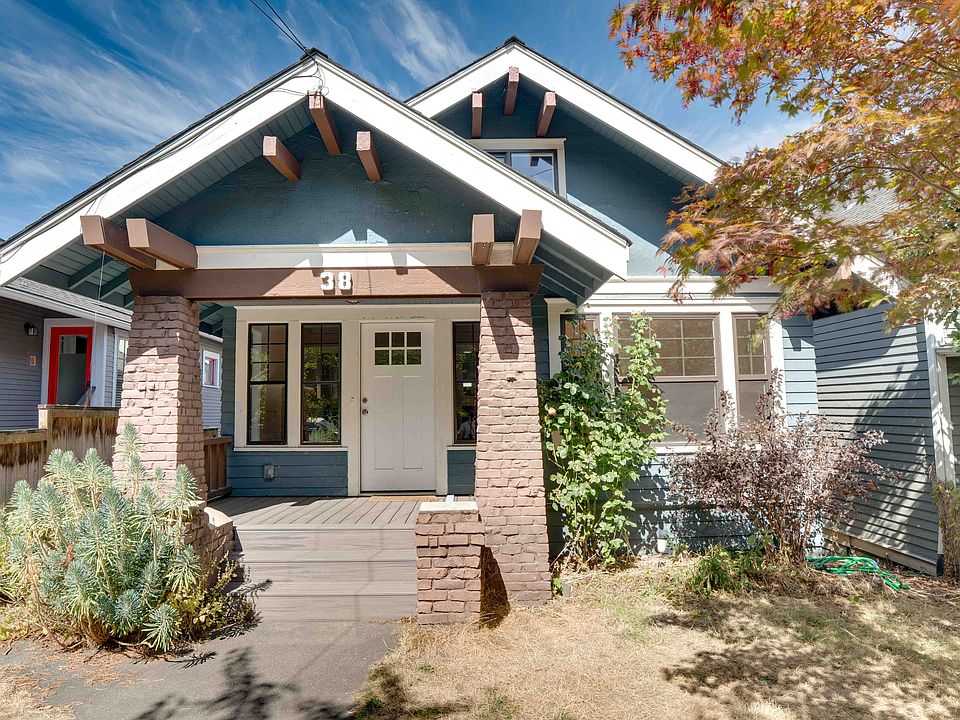 Adorable Craftsman in such a wonderful location in North Queen Anne!