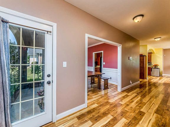 3rd image of 1006 Willow Cir