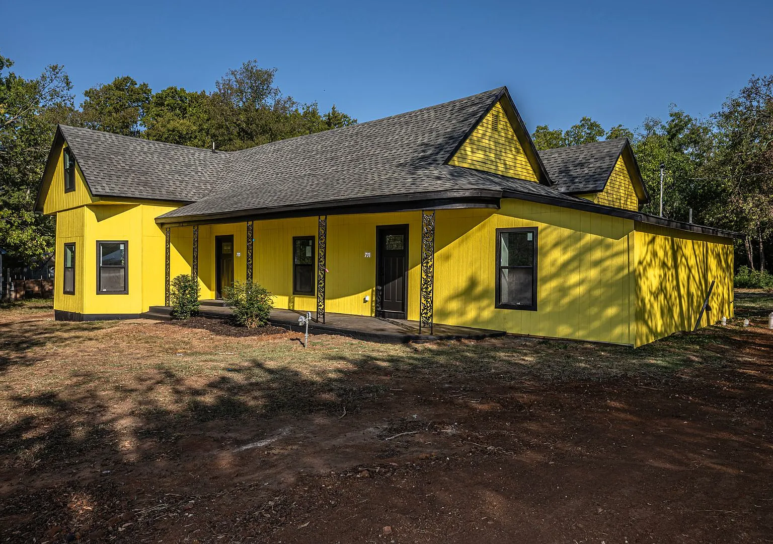 731/735 8th Yellow Duplex — Photo 2