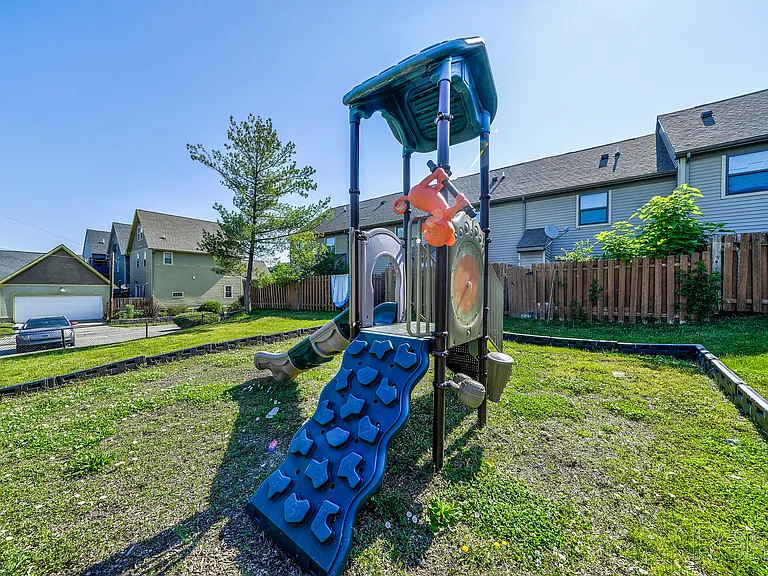 1100 E Ohio St — Photo 33
