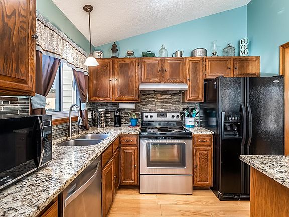 4th image of 407 E Pecan Ln