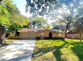 517 Sycamore St, Lake Jackson, TX 77566