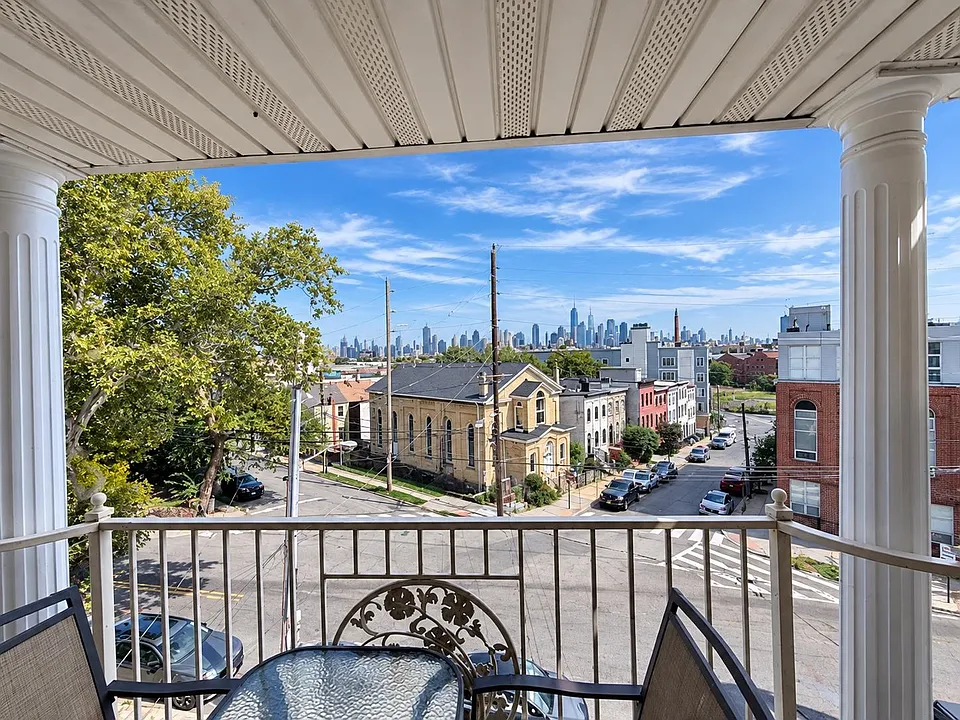 33 Summit Ave #2