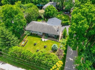 4306 Lakeshore Rd, Burlington, ON L7L 1A8