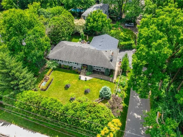 4306 Lakeshore Rd, Burlington, ON L7L 1A8