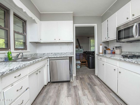5th image of 325 W Hills Dr