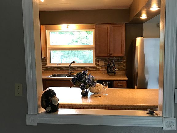 3rd image of 704 S Benwood Dr