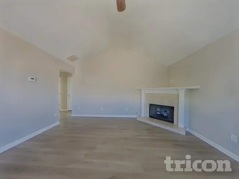225 Victoria Blvd — Photo 2