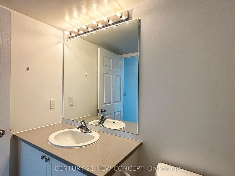 25 Lower Simcoe St #808 — Photo 11