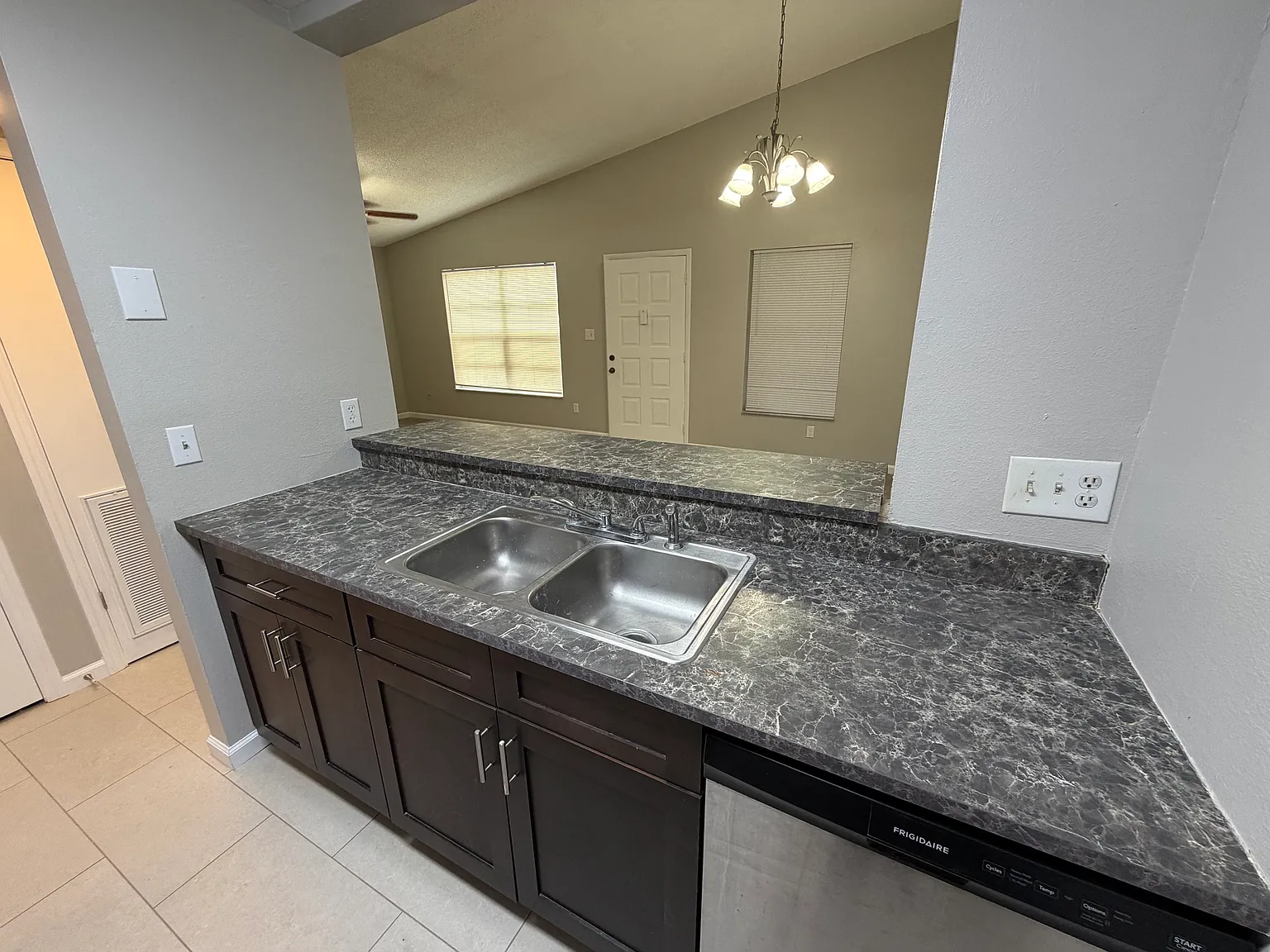2 bed, 851 sqft, $1,550 — Photo 4