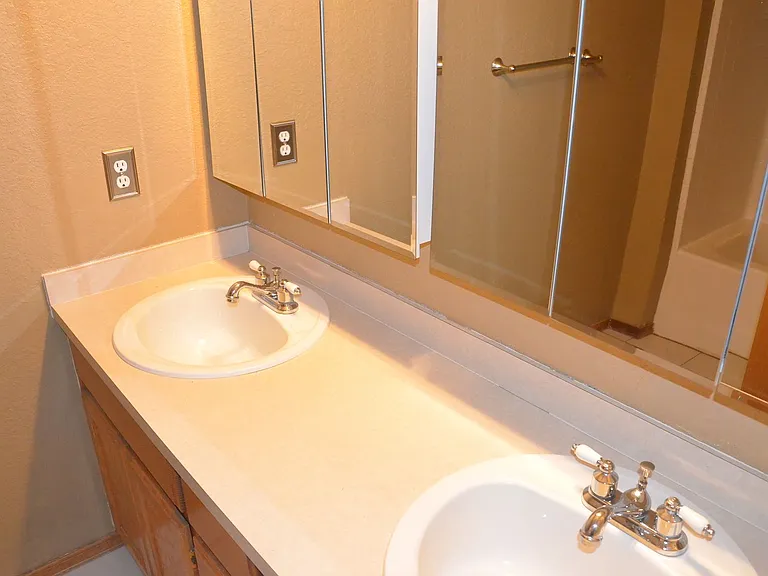 921 Kenwood Dr — Photo 5