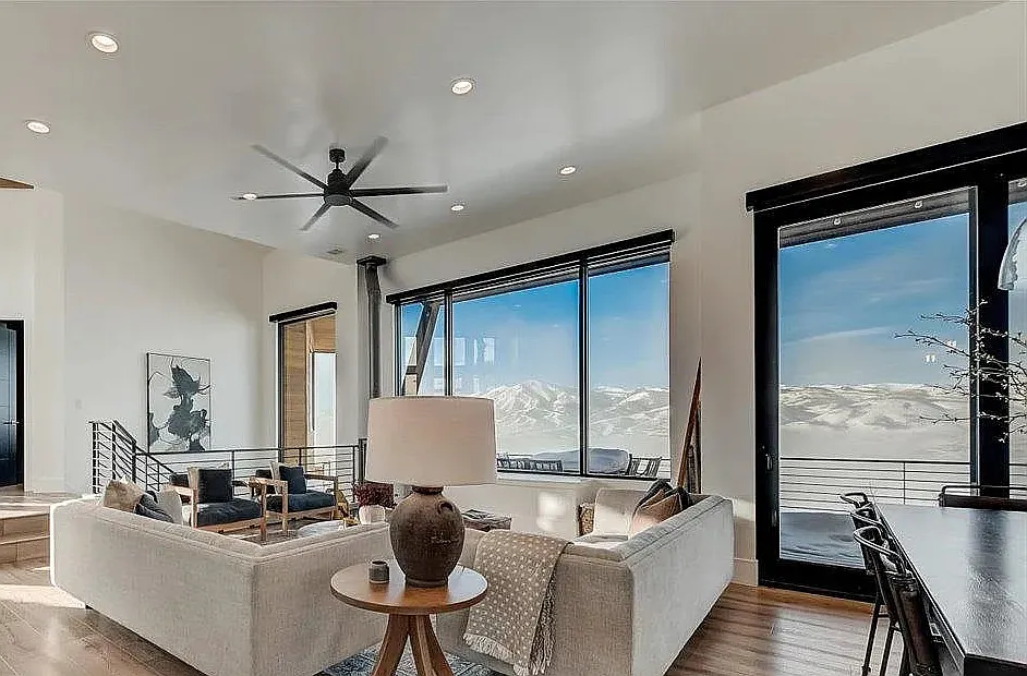 4 bed, 4.5 bath, 3500 sqft, $9,900 — Photo 3