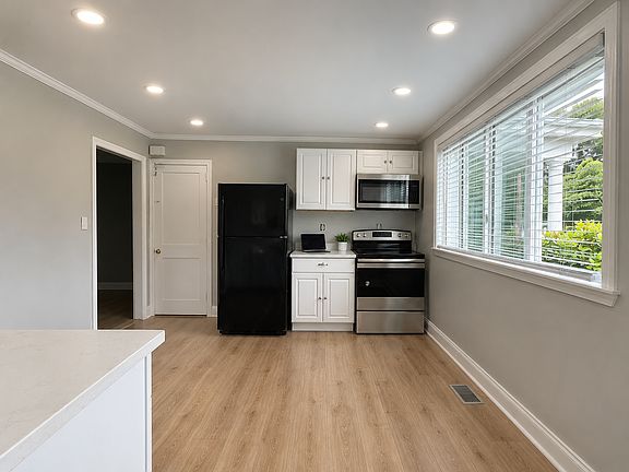3rd image of 248 W Elm St #1