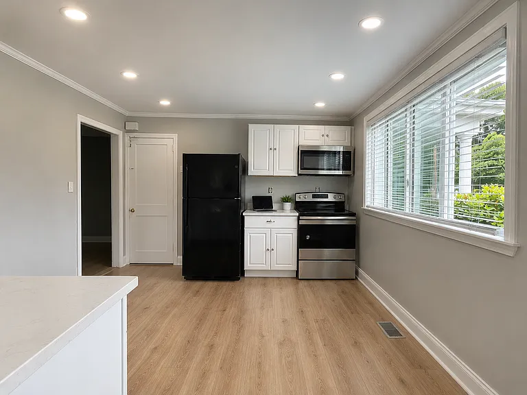 248 W Elm St #1 — Photo 3