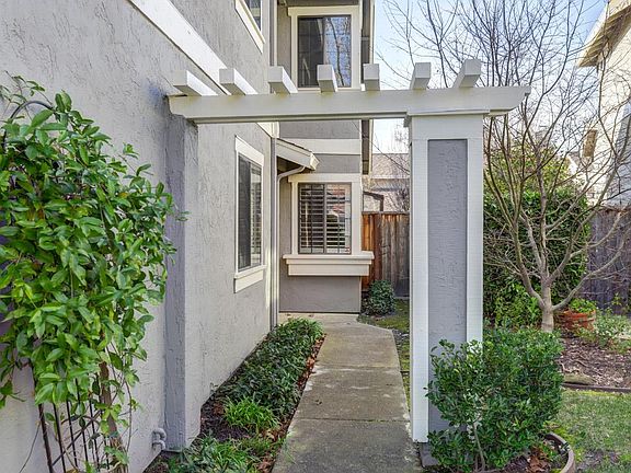 2nd image of 1070 Sunshine Cir