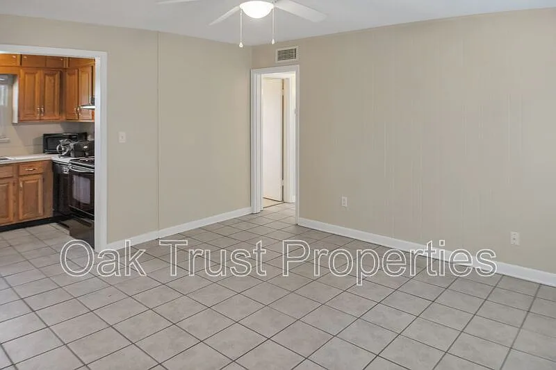 2 bed, 1.0 bath, 734 sqft, $1,725 — Photo 4