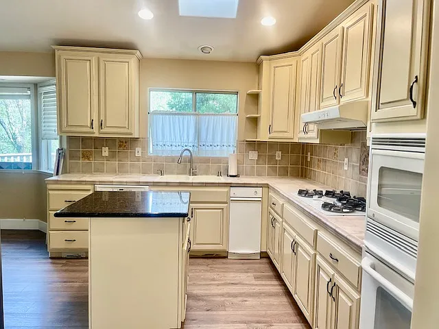 858 Evergreen Ln — Photo 6