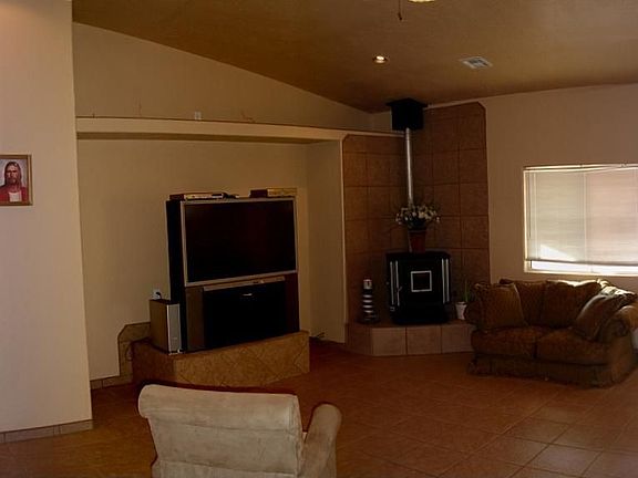 Large Living Room w/ Pellet Stove