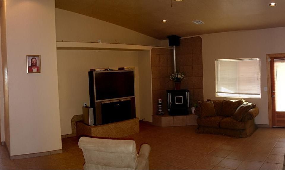 Large Living Room w/ Pellet Stove