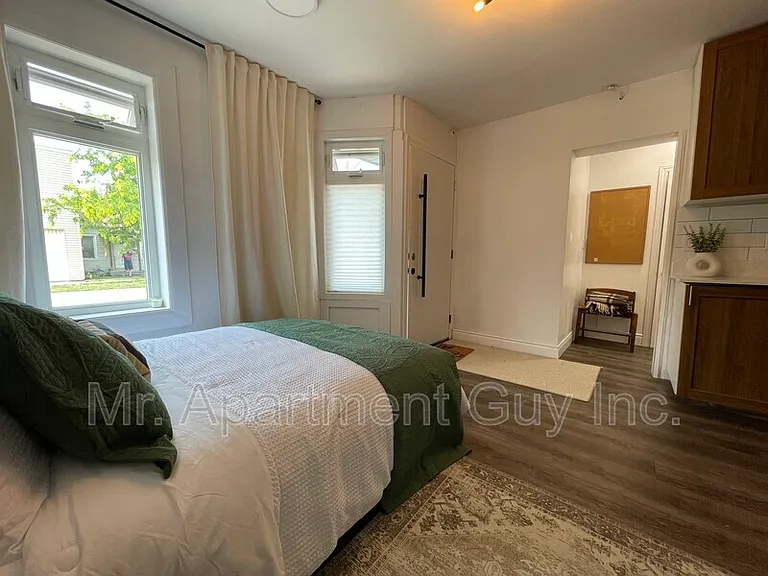 45 Saint Paul St W — Photo 3