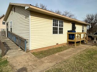 827 S 2nd St, Chickasha, OK 73018
