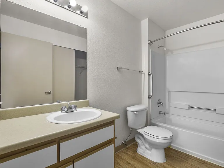 El Paseo Apartments — Photo 8