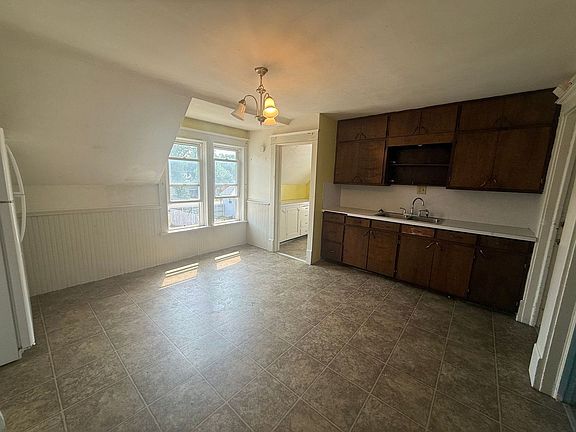 2nd image of 834 S 3rd Ave