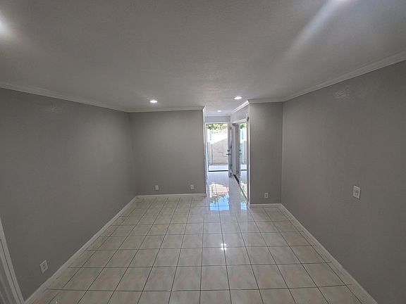 3rd image of 2539 E Hamilton Ave