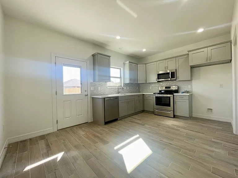 2507 Avenue G — Photo 11