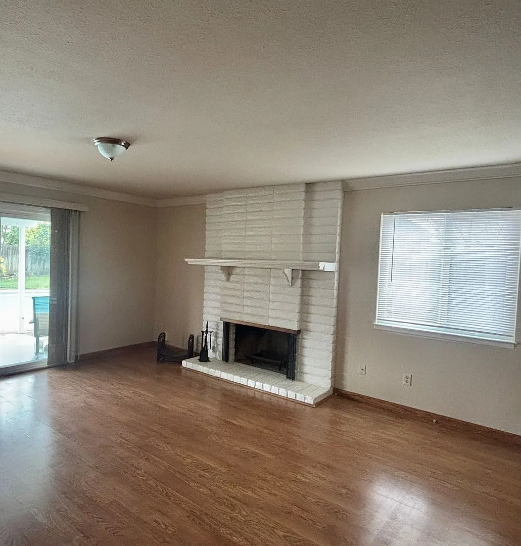 Honey-Stop The Car! This house has it all! 3/2 with Pool Please read entire ad for viewings! — Photo 4