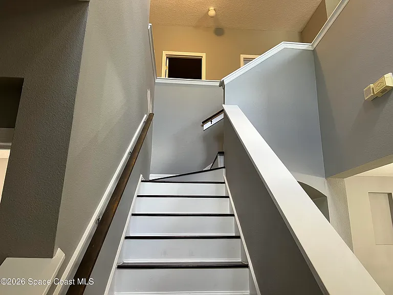 810 Benton Dr — Photo 10