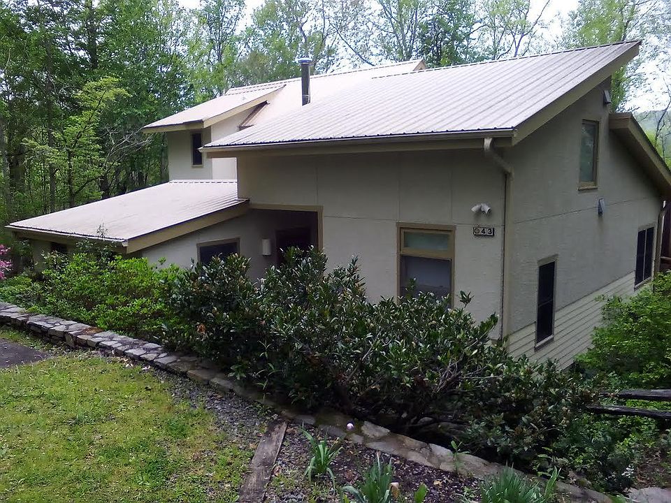 Front of the rental home from the driveway.