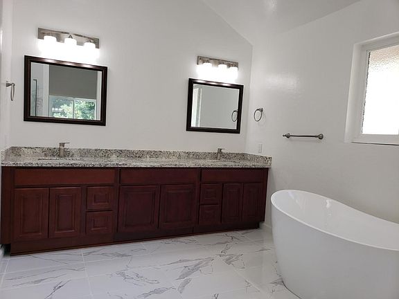 4th image of 4132 Whispering Oaks Ln