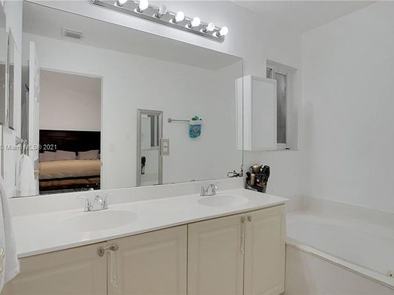3rd image of 10901 W Broward Blvd