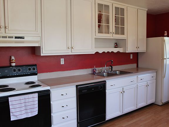 Large Eat-In Kitchen