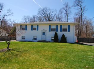 33 Summit Rd, Oak Ridge, NJ 07438